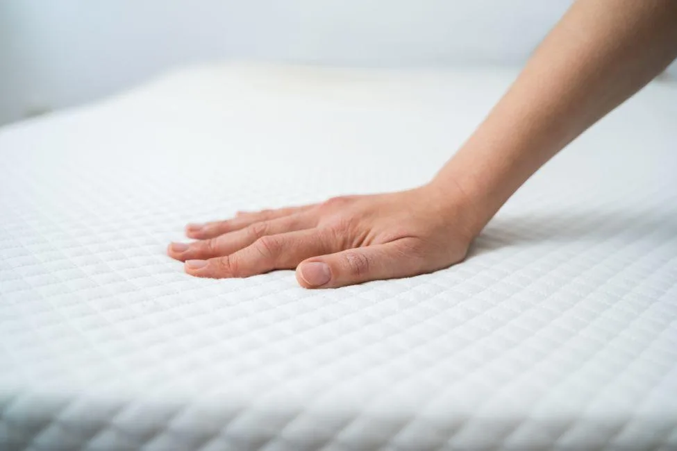 Een hand op een kwaliteitsmatras