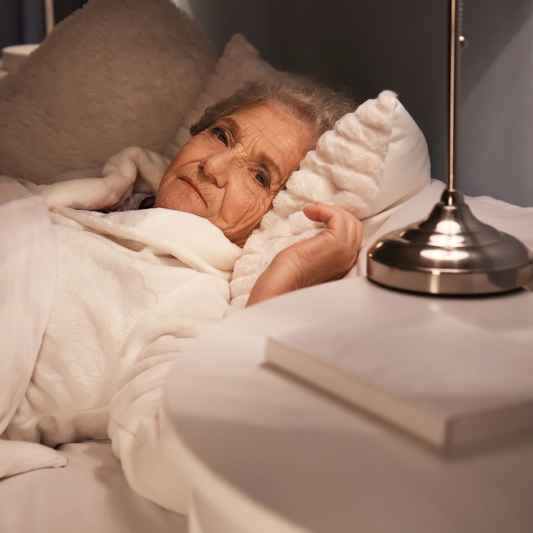 Vrouw ligt in hooglaagbed van Aldenhuijsen