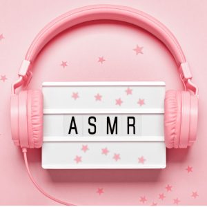 Wit tekstblok met 'ASMR' erop, met erbovenop een roze koptelefoon