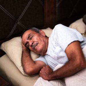 Man ligt te slapen in hooglaagbed van Bosch Bedding