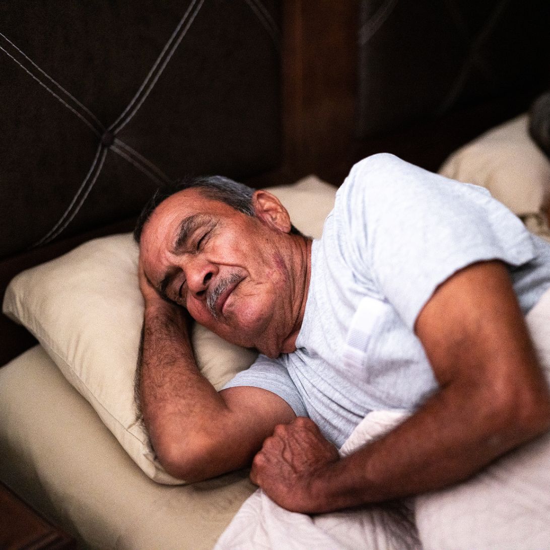 Man ligt te slapen in hooglaagbed van Bosch Bedding