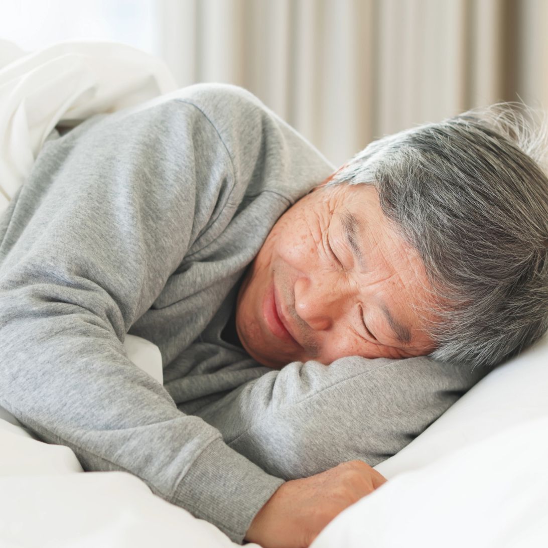 Man ligt te slapen op hooglaagbed van De Suite