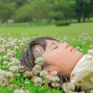 Kind ligt te dromen in een grasveld