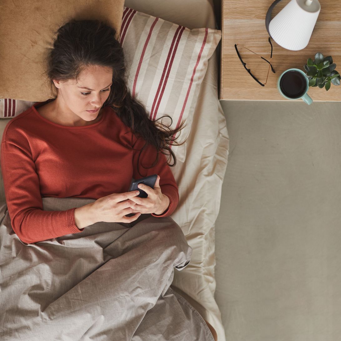 Vrouw heeft last van elektriciteit in slaapkamer