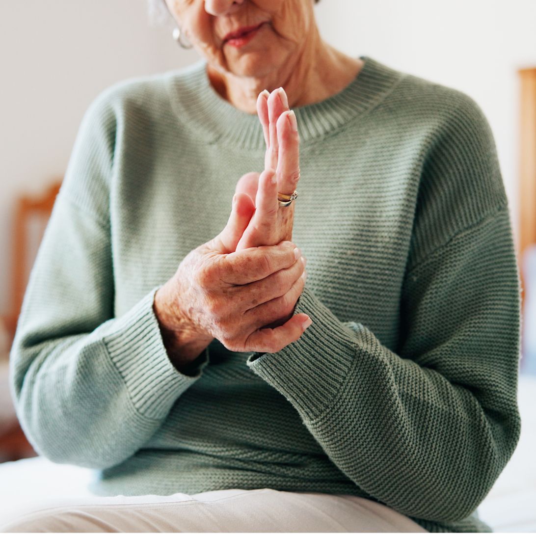 Vrouw probeert oefeningen om beter te slapen met fibromyalgie