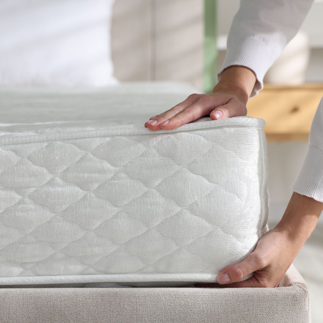 Handen checken matras op huisstofmijt