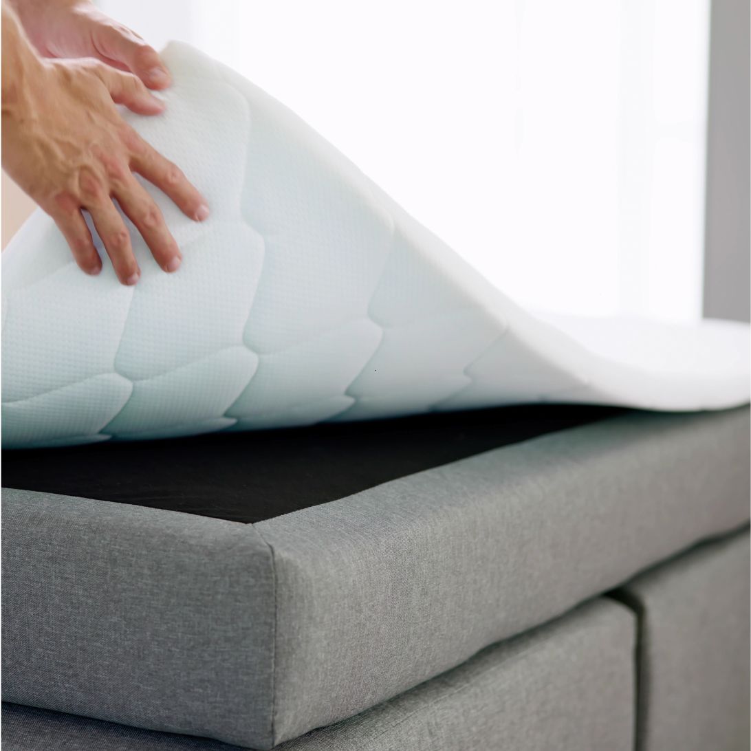 Er wordt een topper op bed gelegd om de spleet weg te krijgen