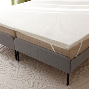 Er ligt een topper op bed om de spleet weg te krijgen