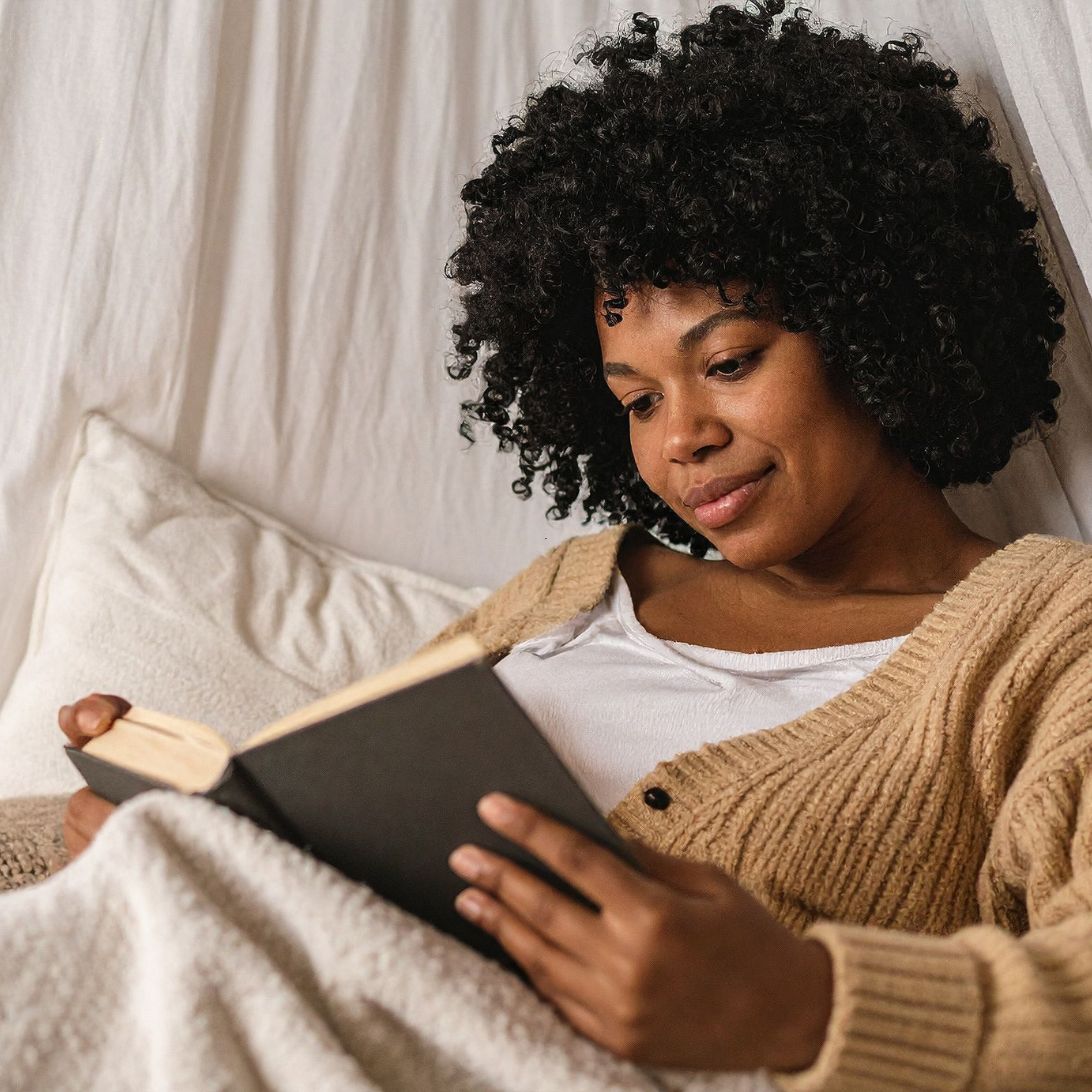 Vrouw is aan het lezen voor het slapen gaan