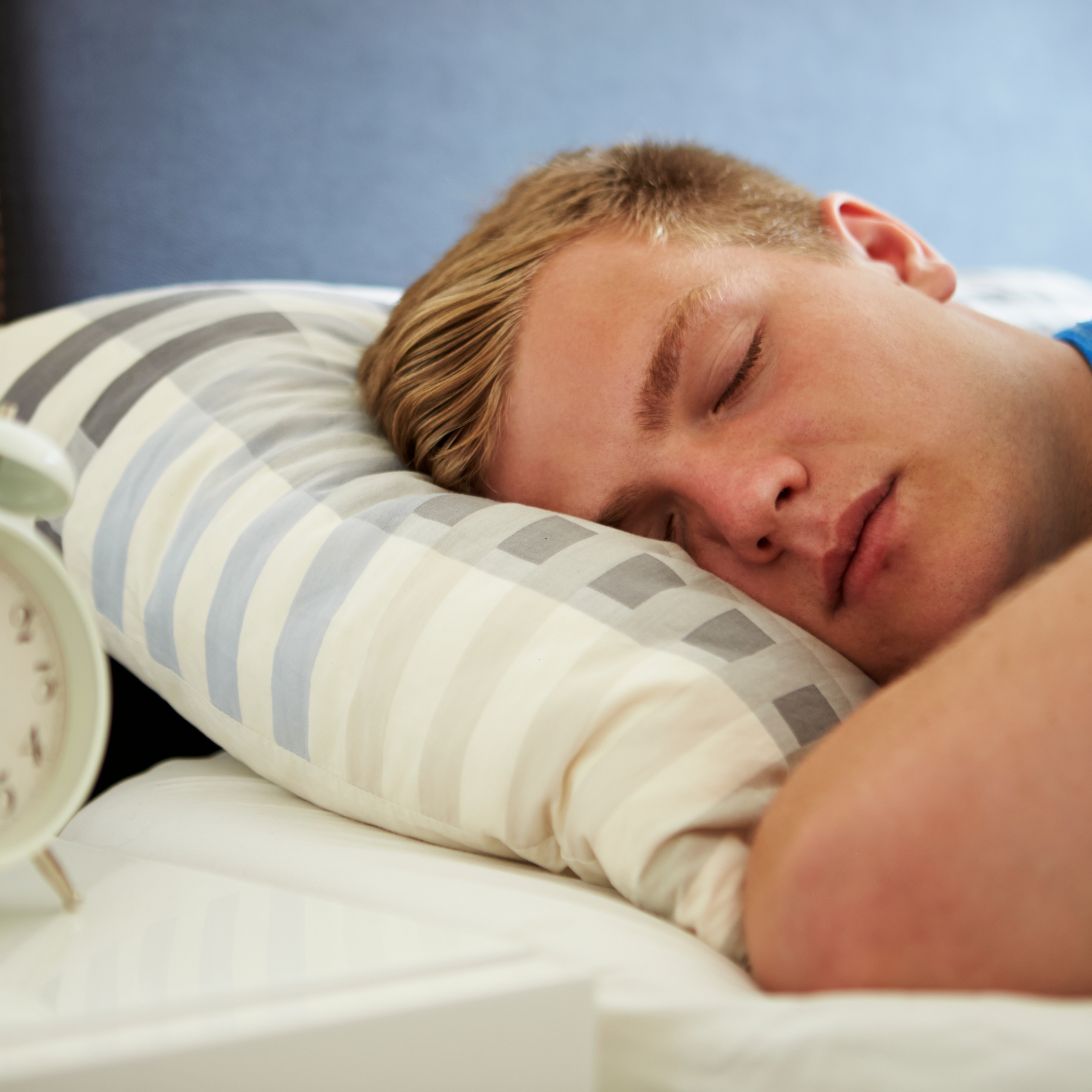 Man proefligt op matras van MW Bedden en Slapen Breda