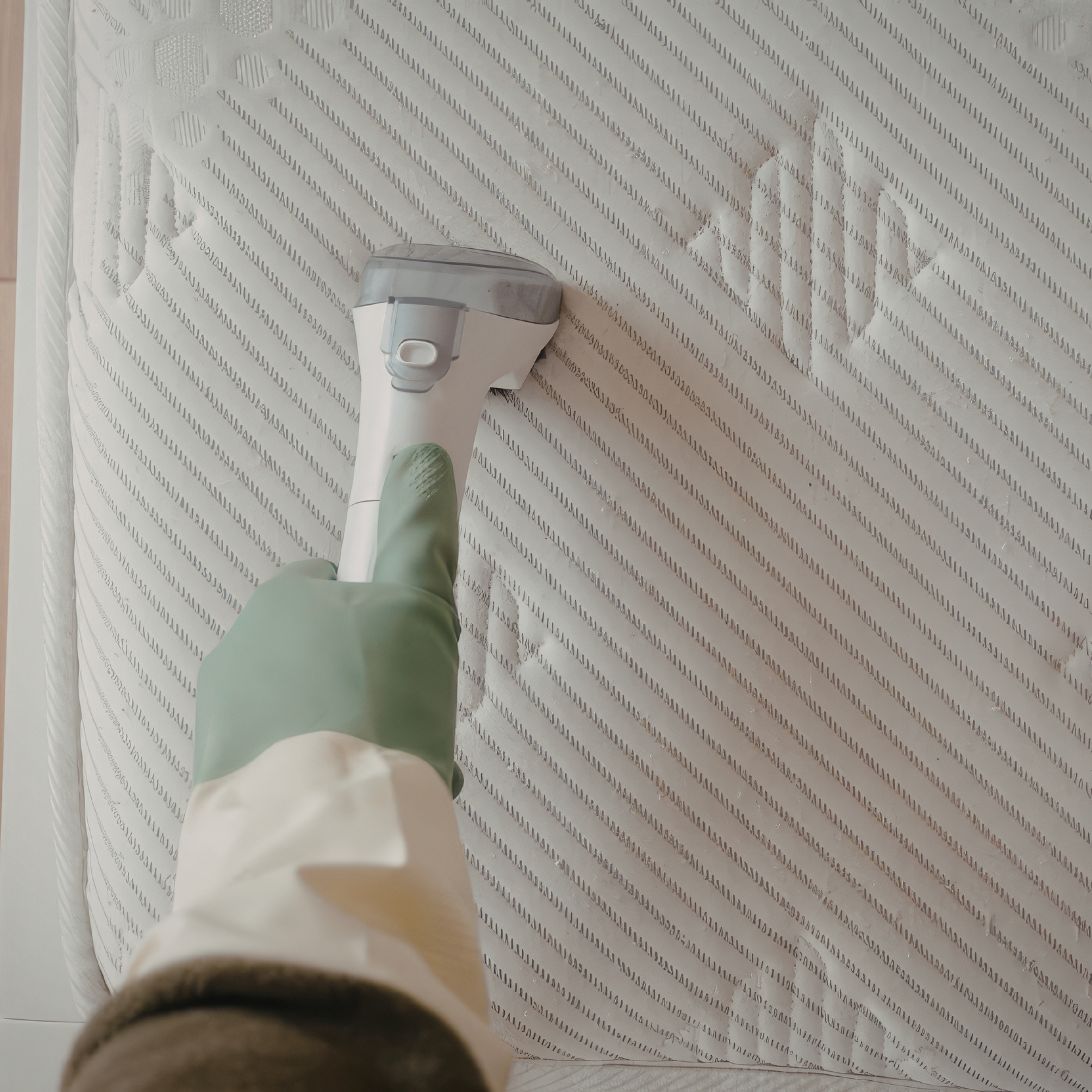 Hand stofzuigt matras, een belangrijk onderdeel van het onderhoud van een matras