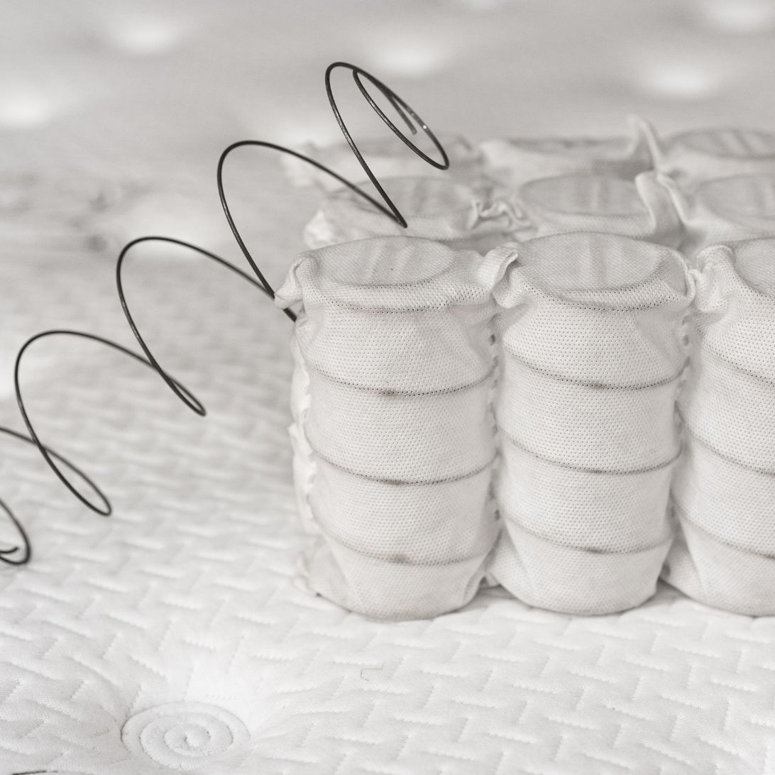 Onderdeel van metaal dat uit matras komt