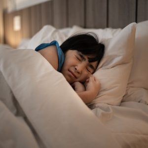 Vrouw heeft tijdens slapen last van nachtmerries
