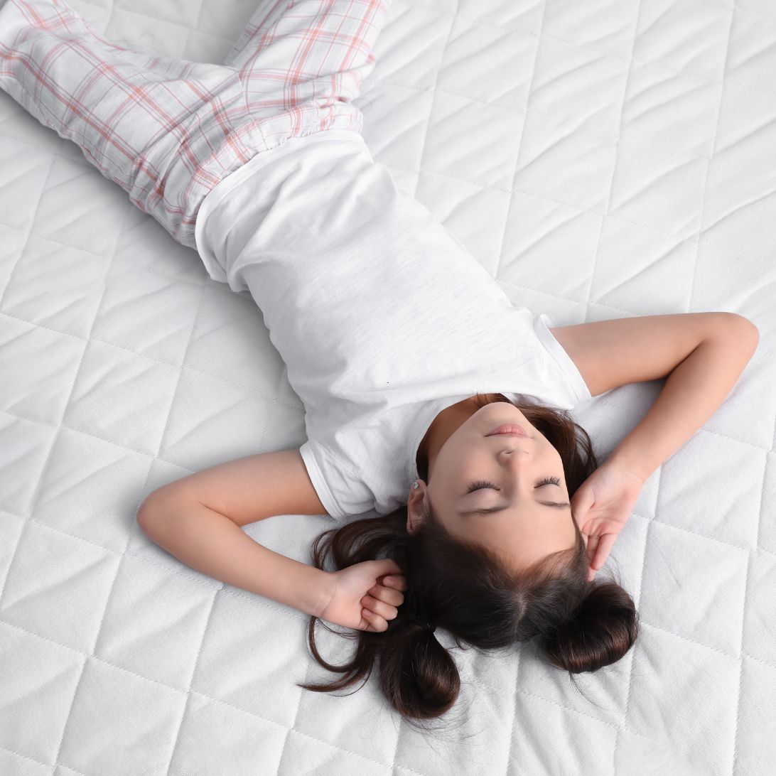 Kind ligt op een kindermatras van natuurlijke materialen