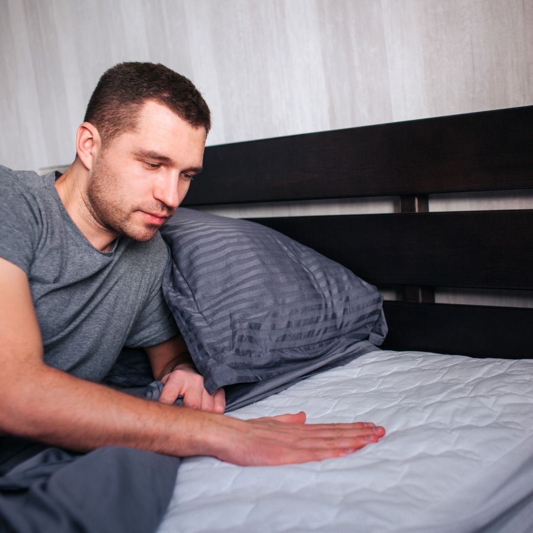 Man checkt of het tijd is voor een nieuw matras