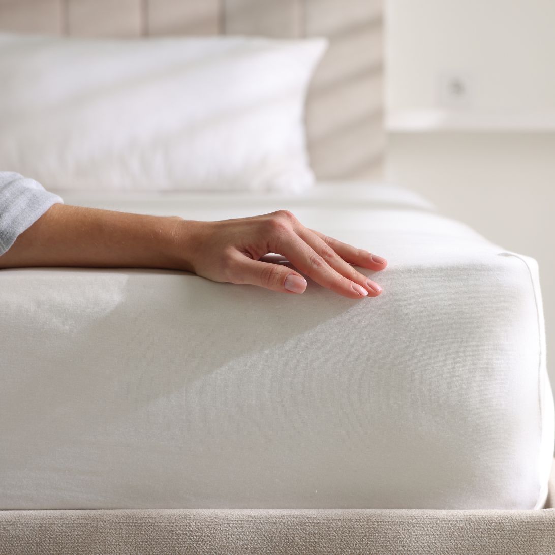 Hand en arm rusten op het perfecte matras