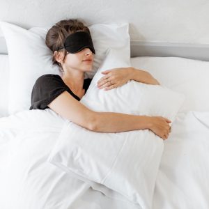 Vrouw ligt te proefslapen in nieuw bed