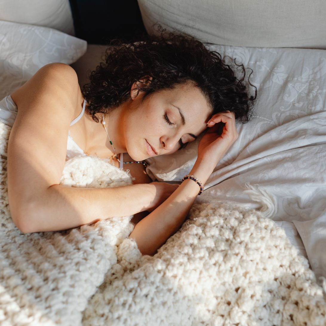 Vrouw gebruikt robot in bed om beter te slapen