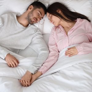 Koppel gebruikt koppelhouding in bed om samen beter te slapen
