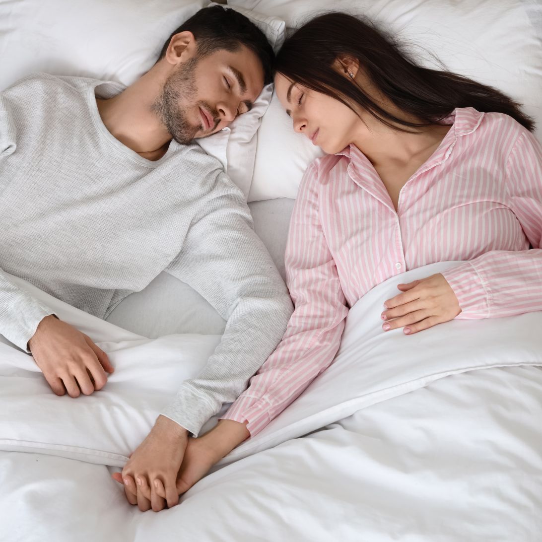 Koppel gebruikt koppelhouding in bed om samen beter te slapen