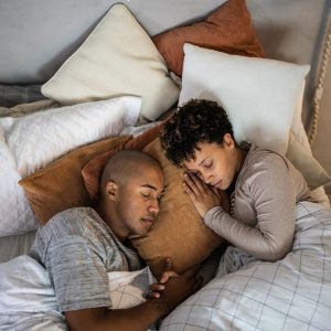 Man geniet van beter slapen met zijn partner