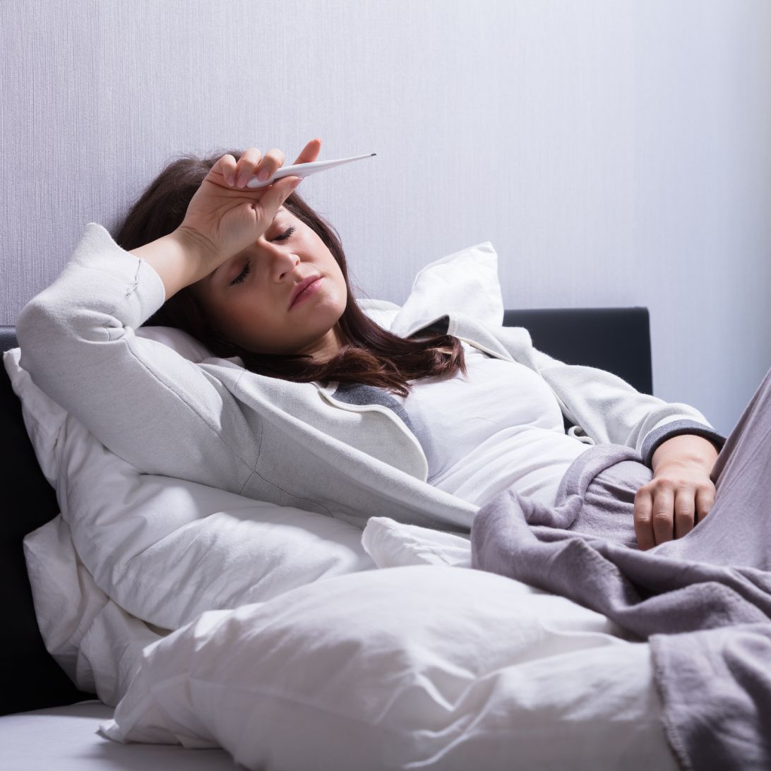 Vrouw geniet van een schoon matras, ondanks dat ze ziek is