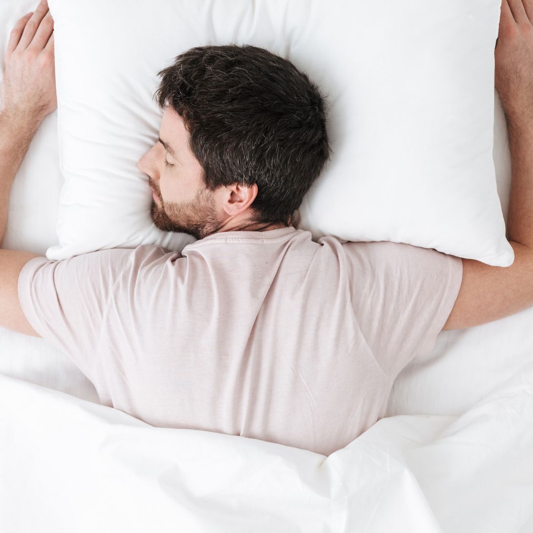 Man probeert slaap in te halen, en test daarmee een van de slaapfabels