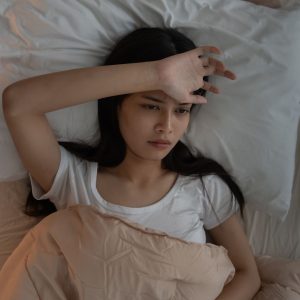 Vrouw heeft het warm in bed dankzij hoge slaapkamer-temperatuur