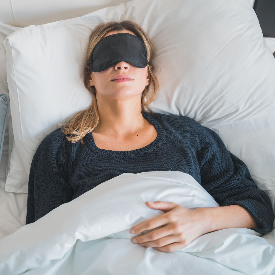 Vrouw oefent slaapmeditatie voor het slapen gaan