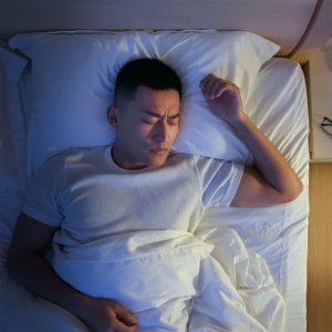 Man heeft last van slaapverlamming tijdens het slapen