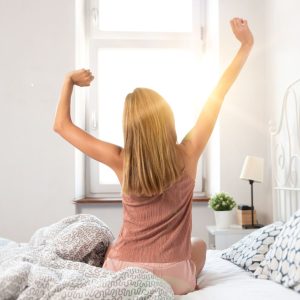 Vrouw geniet van een beter immuunsysteem dankzij goed slapen