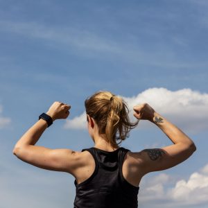 Vrouw rekt en strekt na het sporten