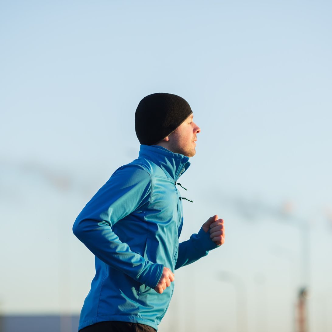 Man is aan het sporten - hardlopen om precies te zijn