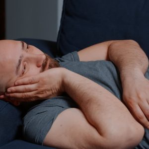 Man heeft last van slapende armen na het slapen