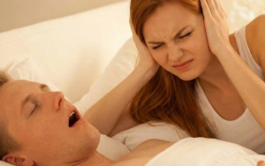 Vrouw houd haar handen op haar oren