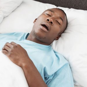 Man lig te snurken in bed