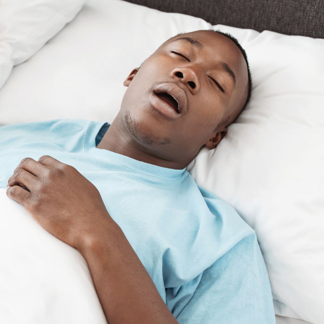 Man lig te snurken in bed