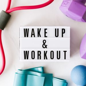 Tekst: wake up & workout, met gewichten eromheen