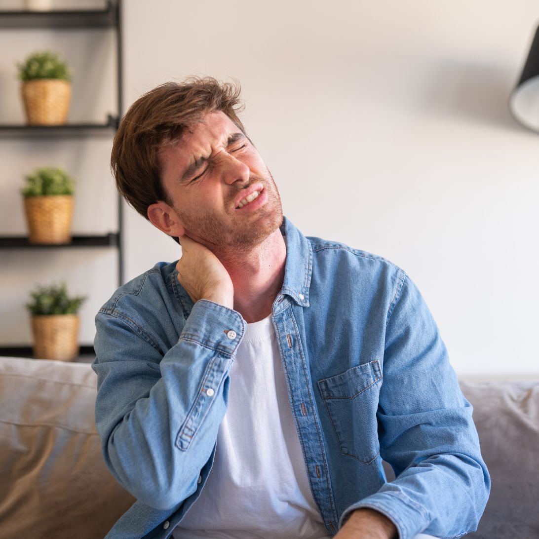 Man heeft last van stijve nek na het slapen