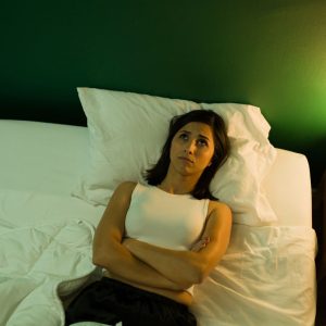 Vrouw heeft last van lange inslaaptijd, en ligt wakker in bed