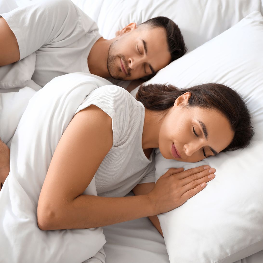 Man en vrouw slapen op bed van Woonboulevard Breda