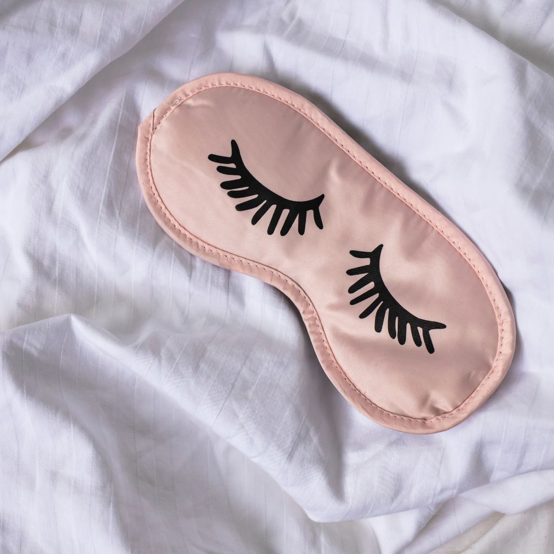 Roze oogmasker met wimpersprint op deken - wordt gebruikt voor minder invloed zintuigen op slaap