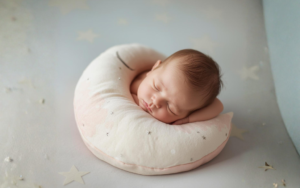 Baby die aan het slapen is