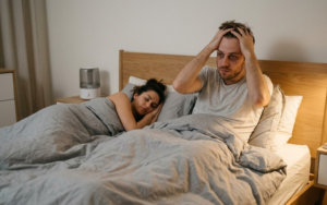 Man zit met handen in het haar en kan niet slapen