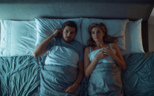 Man en vrouw liggen naast elkaar in bed