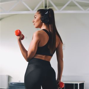 Vrouw doet een sport met gewichten