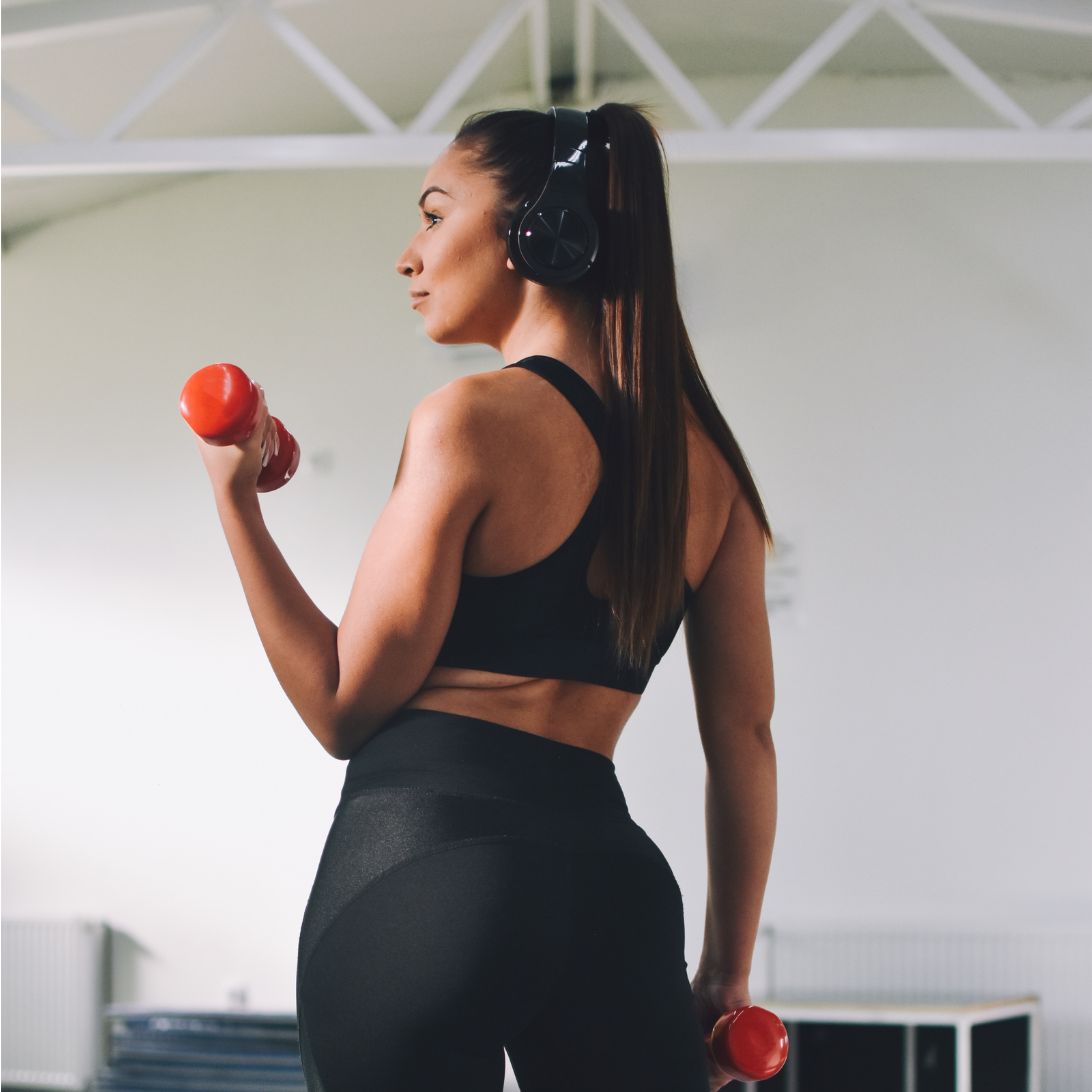 Vrouw doet een sport met gewichten