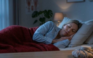 vrouw ligt te slapen op haar zijkant