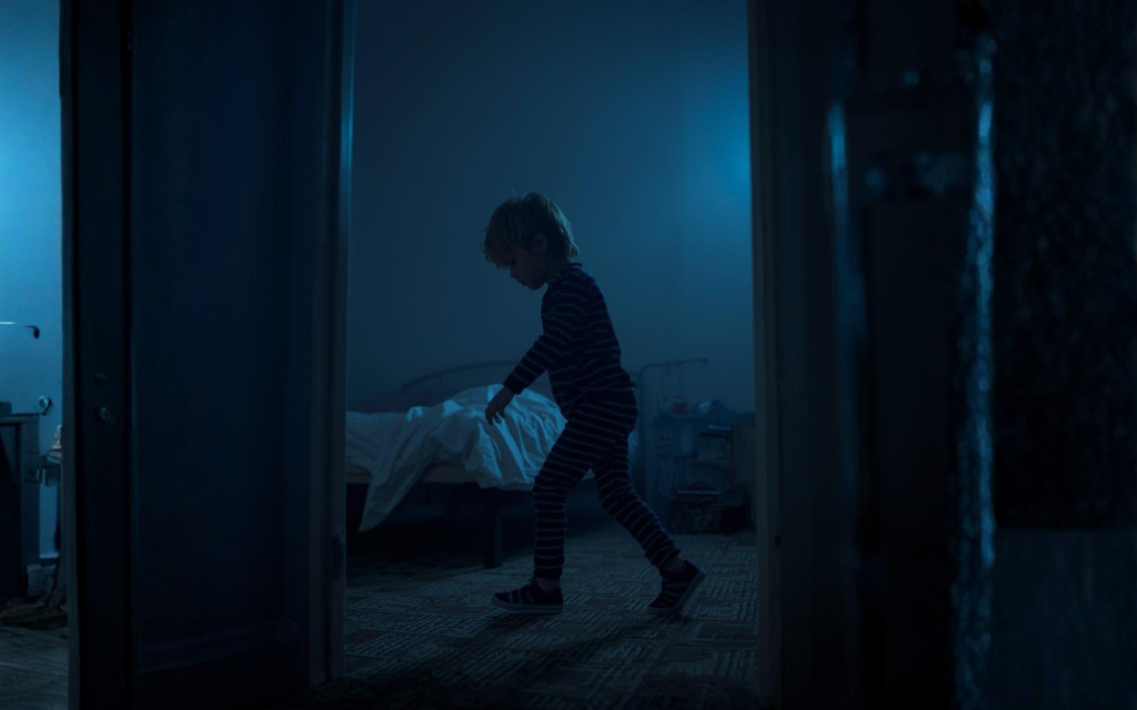 Jonge jongen die aan het slaapwandellen is