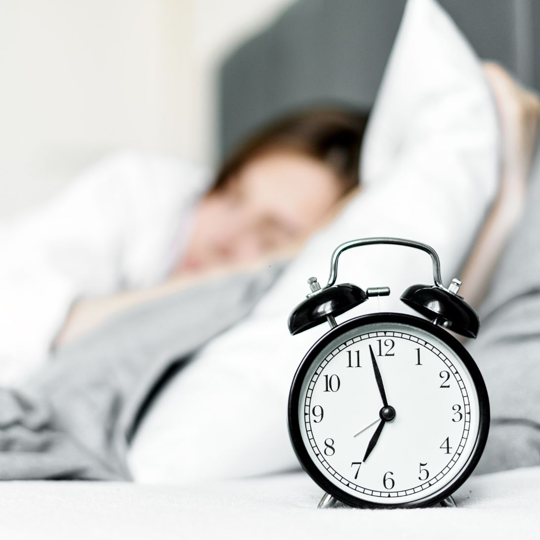 Vrouw geniet van minimaal 8 uur slaap op vrije dag